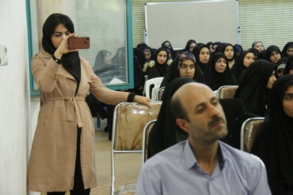 نشست صمیمی دانشجویان با نماینده ولی فقیه در چهارمحال و بختیاری