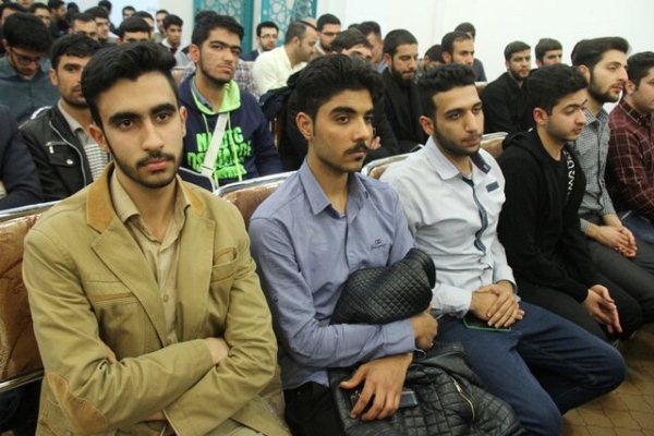 نشست صمیمی دانشجویان با نماینده ولی فقیه در چهارمحال و بختیاری