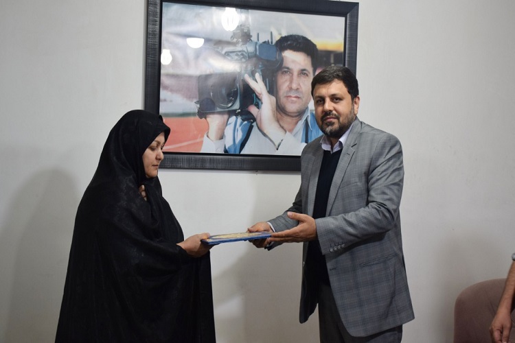 دیدار مدیرکل شبکه استانی دنا با خانواده شهید عبدیان دیدار مدیرکل شبکه استانی دنا با خانواده شهید عبدیان