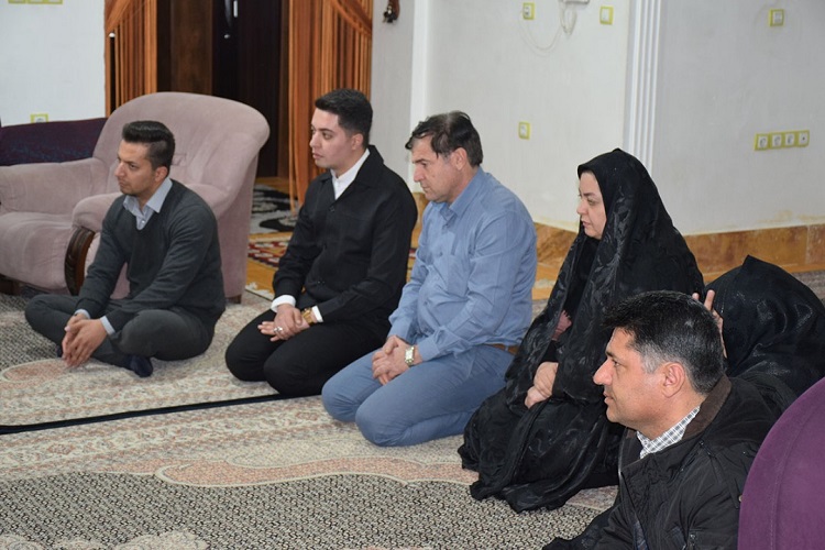 دیدار مدیرکل شبکه استانی دنا با خانواده شهید عبدیان دیدار مدیرکل شبکه استانی دنا با خانواده شهید عبدیان