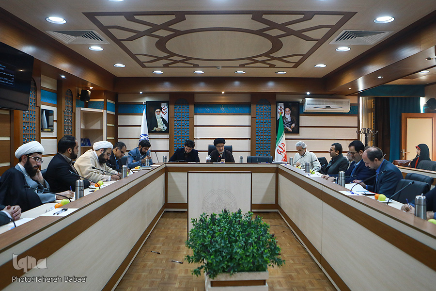 می‌توانیم با قوانین جامعه را اداره کنیم اما بخش اقناعی و اعتقادی مهم است