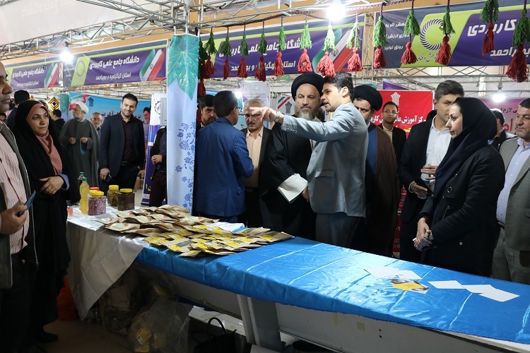 بازدید آیت&zwnj;الله ملک&zwnj;حسینی از غرفه&zwnj;های جهاددانشگاهی