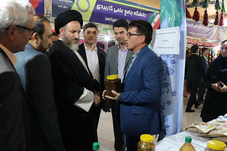 بازدید آیت&zwnj;الله ملک&zwnj;حسینی از غرفه&zwnj;های جهاددانشگاهی