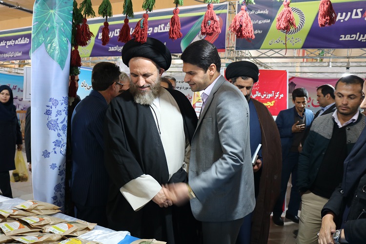 بازدید آیت&zwnj;الله ملک&zwnj;حسینی از غرفه&zwnj;های جهاددانشگاهی