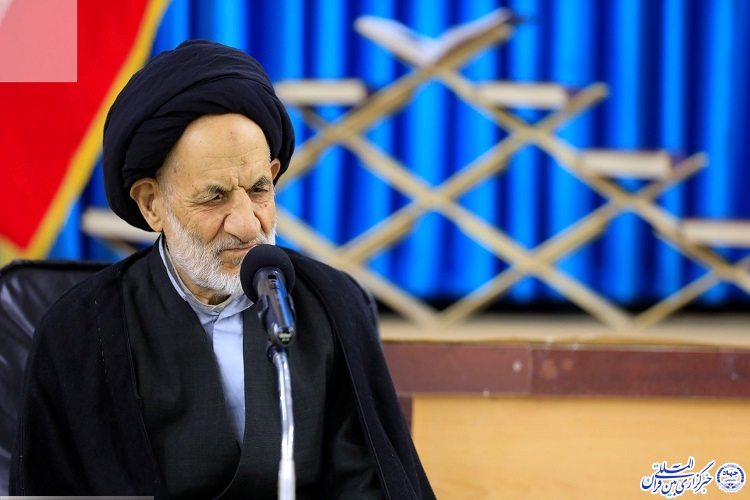افراد مواضع سیاسی از قرآن بیاموزند
