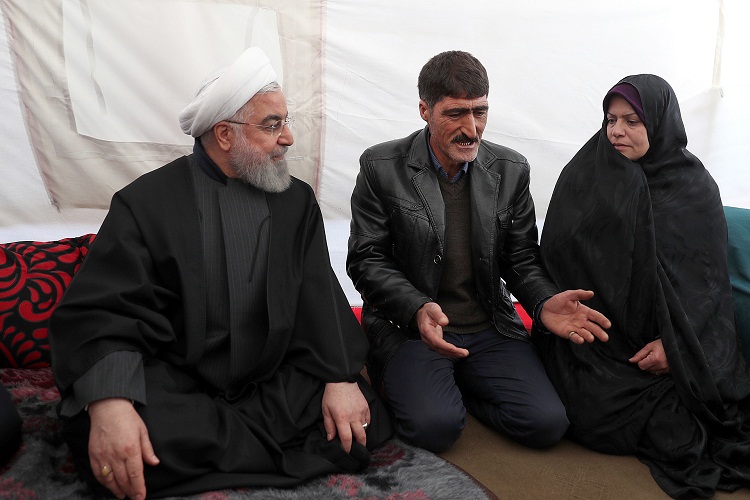 بازدید روحانی از روند کمک رسانی و گفت&zwnj;وگو با مردم زلزله&zwnj;زده+تصاویر