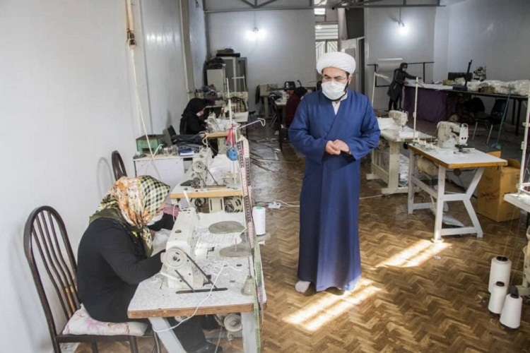 عکس | تولید و توزیع ماسک توسط بانوان جهادی در شهر جدید سهند