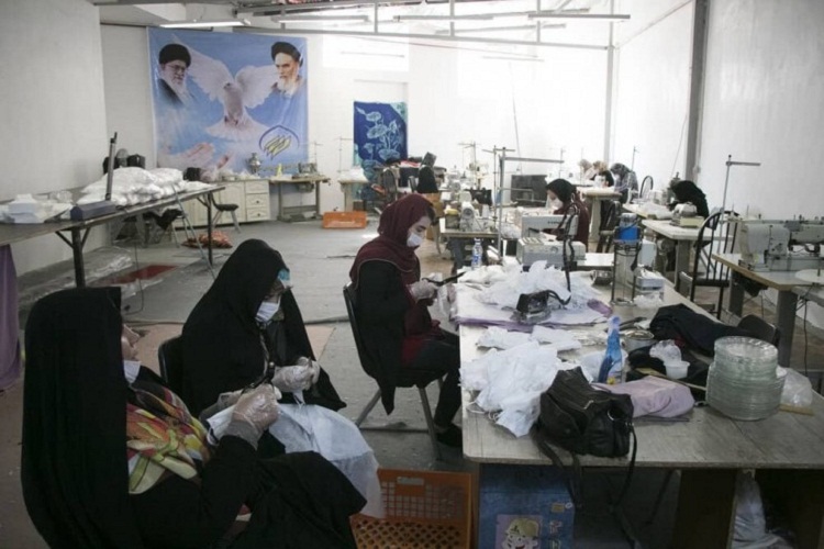 عکس | تولید و توزیع ماسک توسط بانوان جهادی در شهر جدید سهند