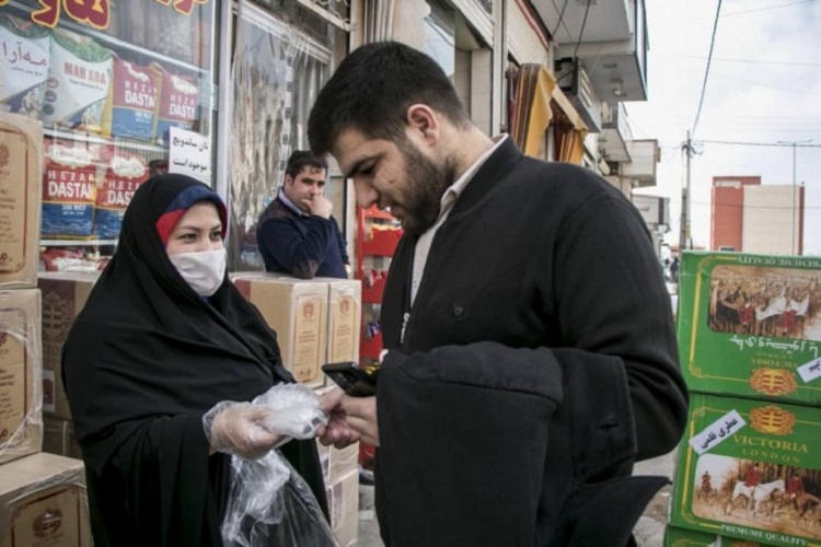 عکس | تولید و توزیع ماسک توسط بانوان جهادی در شهر جدید سهند