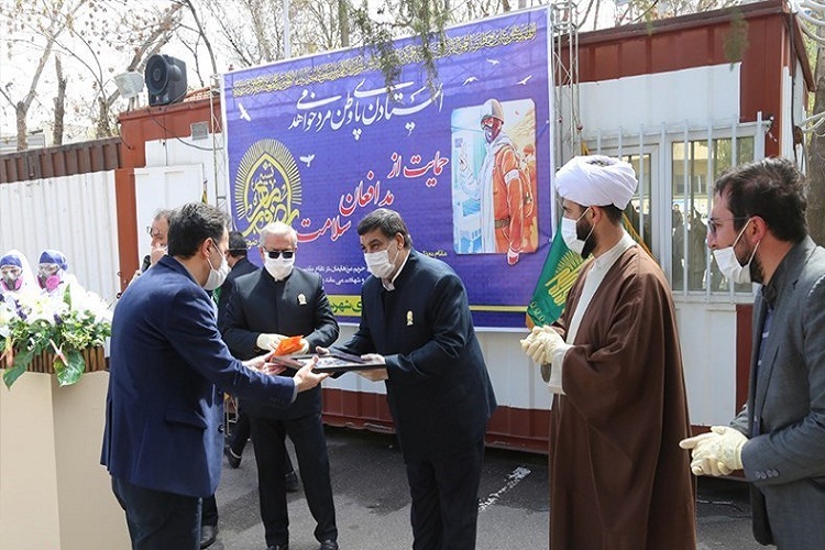 توزیع غذای متبرک امام رضا(ع) بین بیماران کرونایی در بیمارستان سینای تبریز
