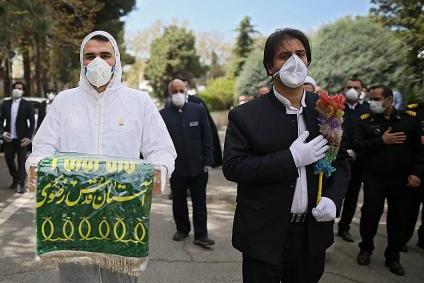 حضور خادم‌باران رضوی در کنار کادر درمان و بیماران مبتلا به کرونا