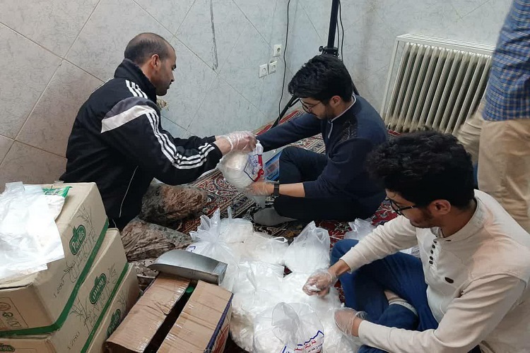 توزیع ۲۵۰ بسته غذایی به همت گروه جهادی شهید احمدی همدان توزیع ۲۵۰ بسته غذایی به همت گروه جهادی شهید احمدی همدان