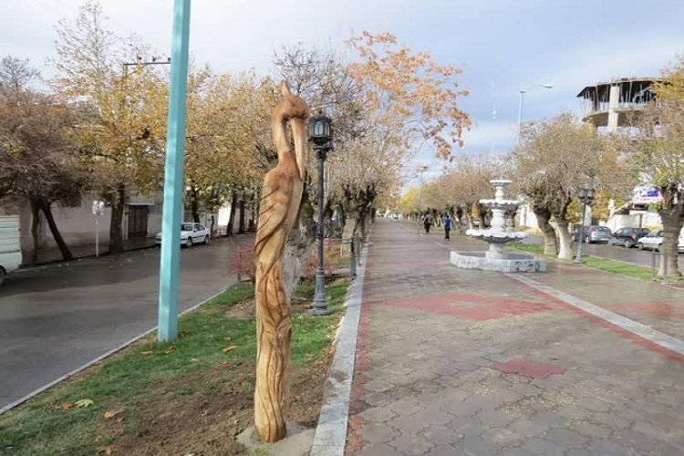 نمایش هنر دست منبت&zwnj;کاران ملایری بر كالبد درختان خشک