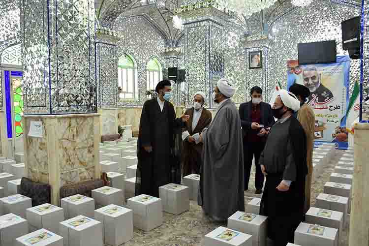 توزیع 313 بسته معیشتی از محل موقوفات در اردکان