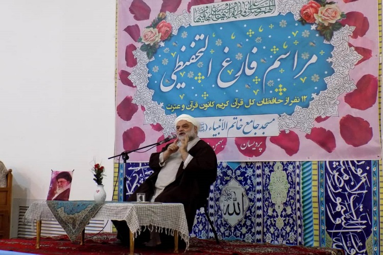 روحیه شکرگزاری در جامعه تقویت شود/ فرزندان را قرآن&zwnj;دوست کنیم
