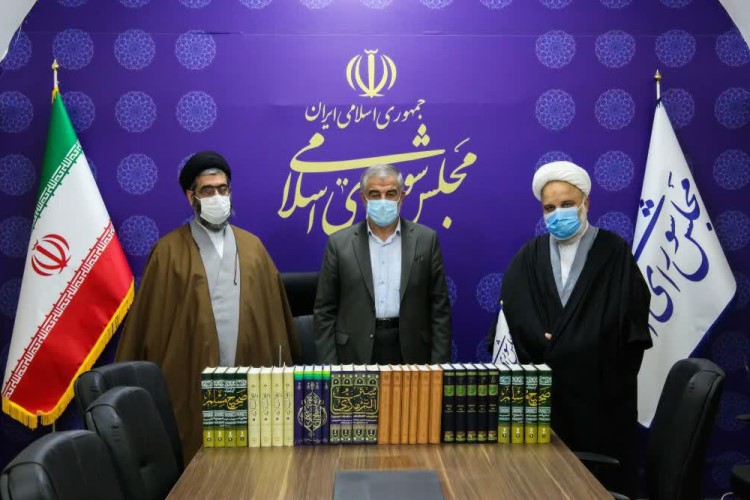 ۱۴۰۰ کتاب تخصصی به ۲ کتابخانه علوم دینی یزد اهدا شد