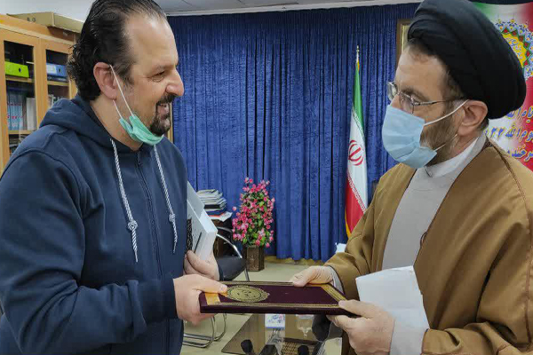تشرف یک جوان مسیحی به دین مبین اسلام در دفتر امام جمعه خرم&lrm;آباد
