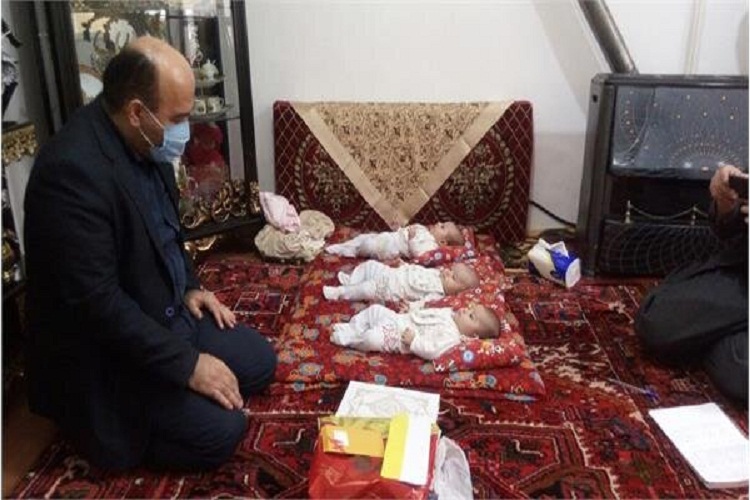 هدایای رهبر معظم انقلاب به خانواده دارای فرزند سه قلو اهداد شد