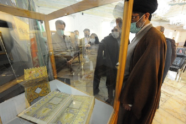 رونمایی از قرآن نفیس طلاکاری شده به دستخط وصال شیرازی رونمایی از قرآن نفیس طلاکاری شده به دستخط وصال شیرازی