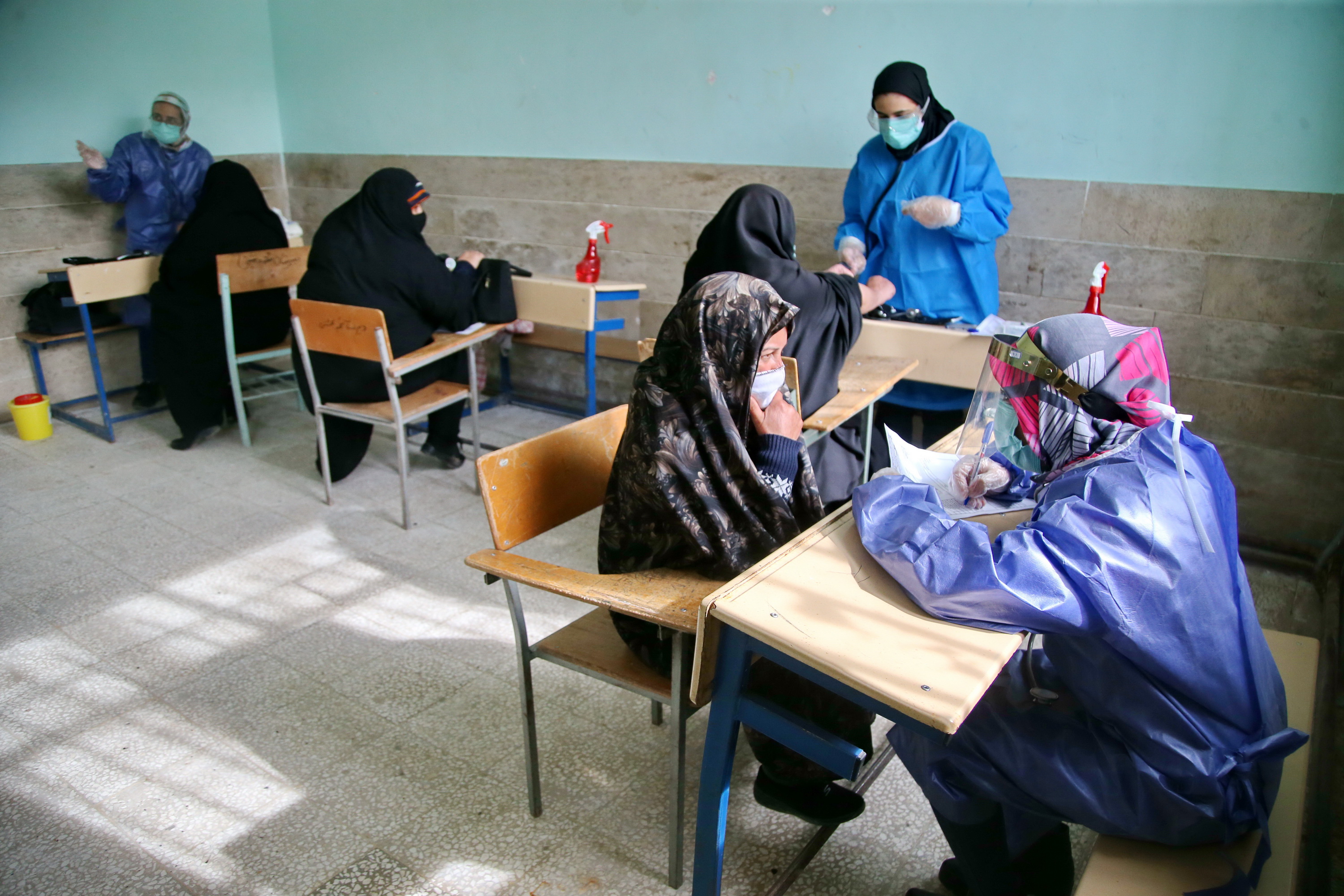 علم در خدمت مسئولیت اجتماعی؛ از آموزش مبارزه با کرونا به روستائیان تا توزیع رایگان دارو