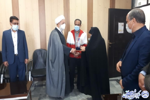 هدیه ۲ میلیاردی بانوی فردوسی به هلال احمر