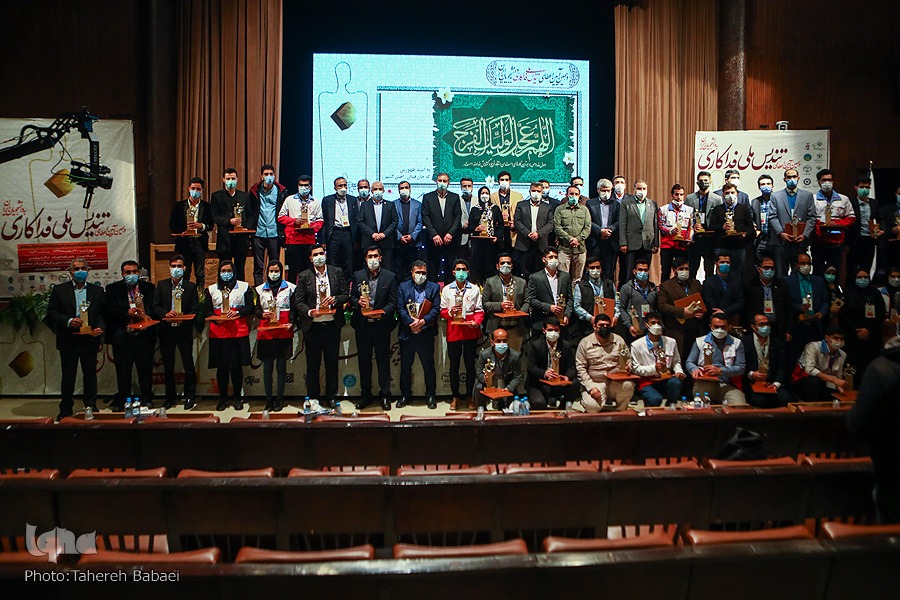 اعطای تندیس فداکاری به دانشجویان در ایستگاه دهم؛ تقدیر از مدافعان جبهه سلامت اعطای تندیس فداکاری به دانشجویان در ایستگاه دهم؛ تقدیر از مدافعان جبهه سلامت