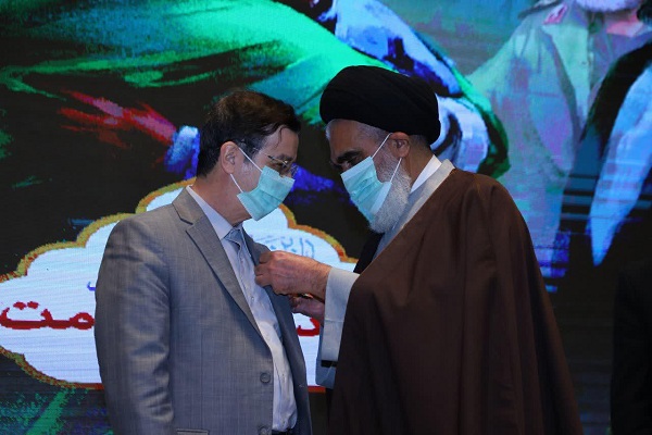 رونمایی از تندیس شهدای جبهه مقاومت اسلامی در قم/ اهدای مدال 