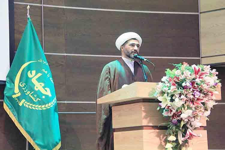 نگاه و بینش توحیدی باید در عرصه&zwnj;های مختلف، کاربردی و عملیاتی شود و