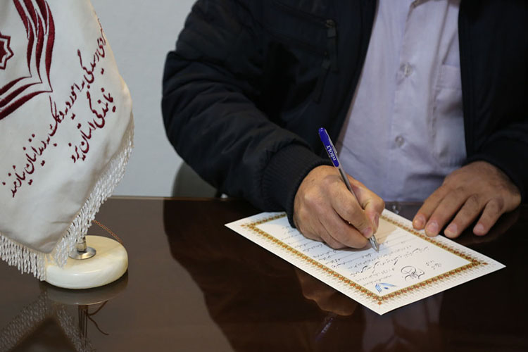 معلم یزدی زمینه آزادی یک محکوم مالی را فراهم کرد