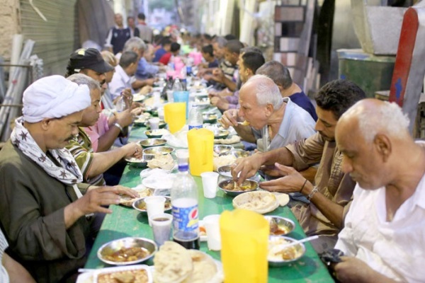 همبستگی مسلمانان و مسیحیان مصر در ماه مبارک رمضان همبستگی مسلمانان و مسیحیان مصر در ماه مبارک رمضان