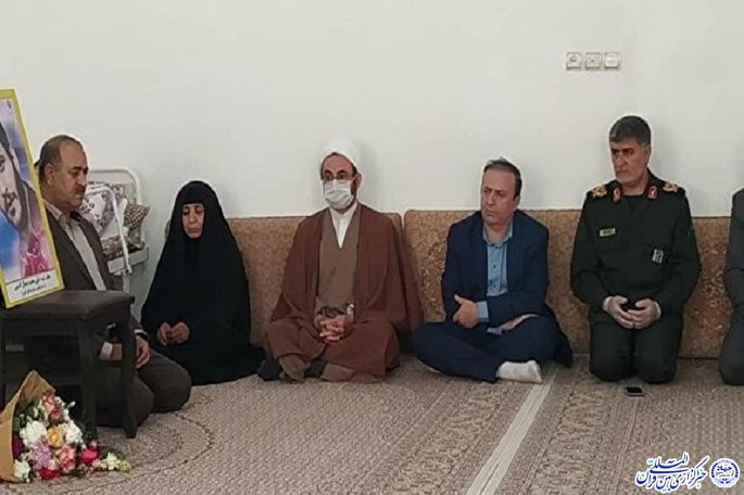 دیدار جمعی از مسئولان با خانواده شهید شاخص فرهنگی در ایلام