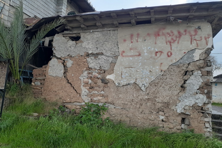 نامربانی با سنگ قبر مجتهدی که خود بانی مسجد بود