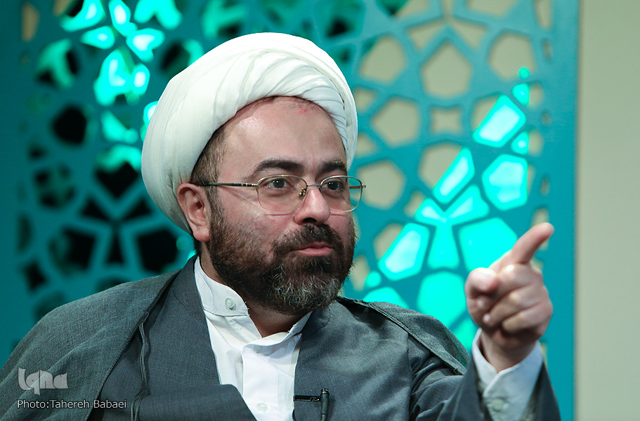 خادمیان: نقل حکایات جای آیات و روایات را گرفته‌اند / جنتی: شخصیت مداح را تخریب نکنید