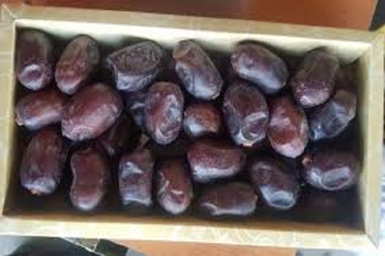 توزیع ۳ تن خرمای مضافتی توسط یک خیر در رابر