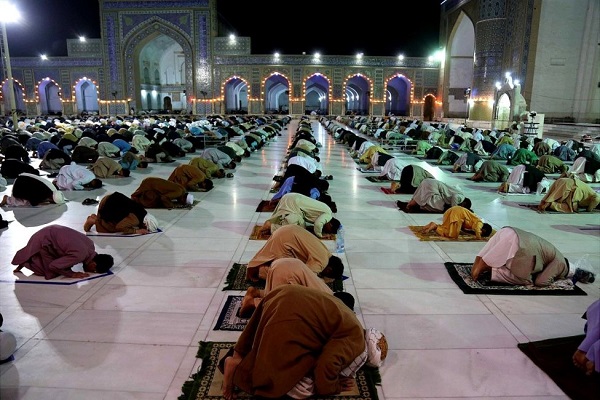 برگزاری نماز تراویح در مسجد جامع هرات + عکس