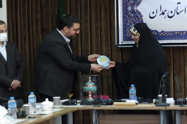 نشان طلایی جایزه ادبی &laquo;اوراسیا&raquo; در دستان نویسنده همدانی