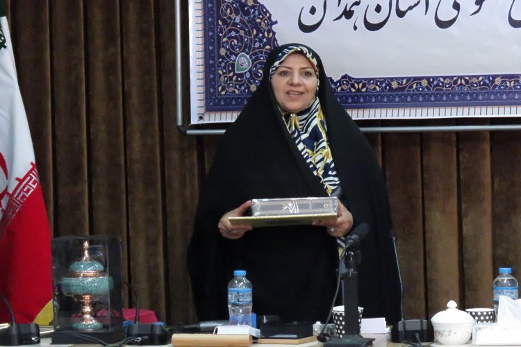 نشان طلایی جایزه ادبی &laquo;اوراسیا&raquo; در دستان نویسنده همدانی