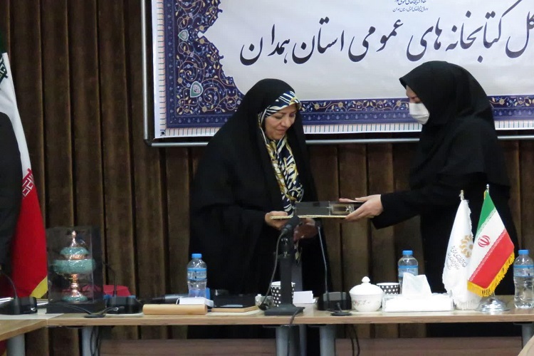 نشان طلایی جایزه ادبی &laquo;اوراسیا&raquo; در دستان نویسنده همدانی