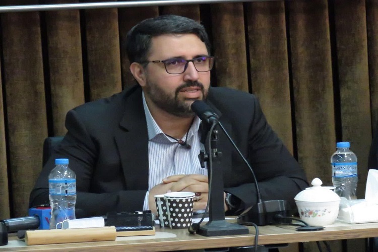 نشان طلایی جایزه ادبی &laquo;اوراسیا&raquo; در دستان نویسنده همدانی