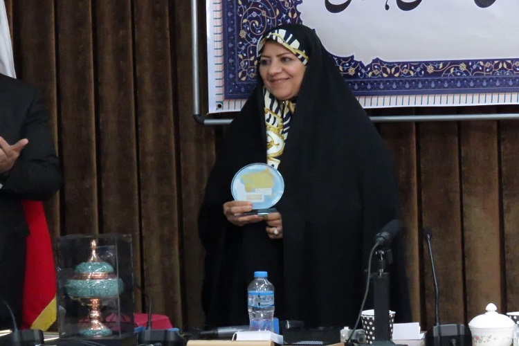نشان طلایی جایزه ادبی &laquo;اوراسیا&raquo; در دستان نویسنده همدانی
