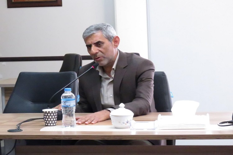 نشان طلایی جایزه ادبی &laquo;اوراسیا&raquo; در دستان نویسنده همدانی