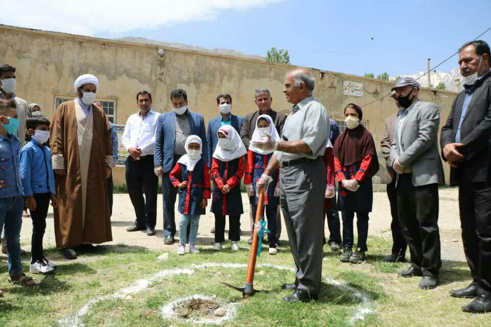 کلنگ مدرسه خیرساز ازنا به زمین زده شد