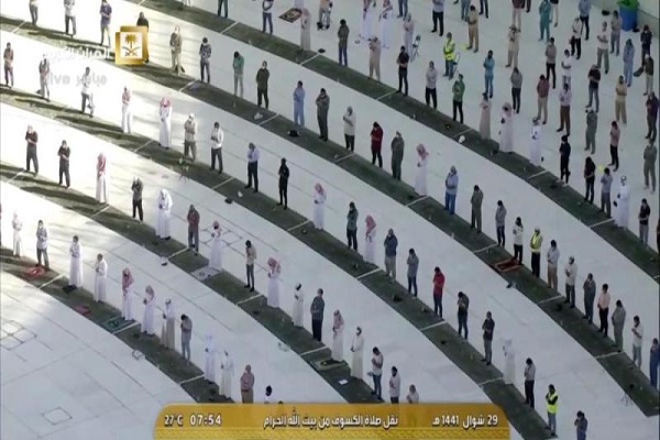 برپایی نماز آیات در مسجدالحرام + عکس
