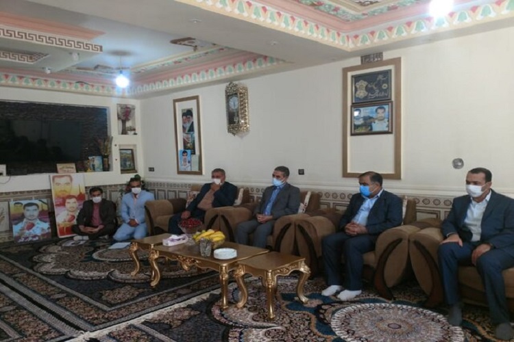 دیدار استاندار کهگیلویه&zwnj;وبویراحمد با خانواده شهید اکرم کیش