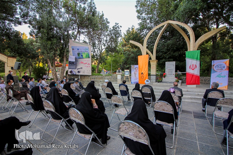 ادای احترام خبرنگاران همدانی به شهدا و رونمائی از المان شهدای گمنام ادای احترام خبرنگاران همدانی به شهدا و رونمائی از المان شهدای گمنام