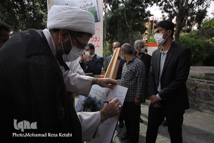 ادای احترام خبرنگاران همدانی به شهدا و رونمائی از المان شهدای گمنام ادای احترام خبرنگاران همدانی به شهدا و رونمائی از المان شهدای گمنام
