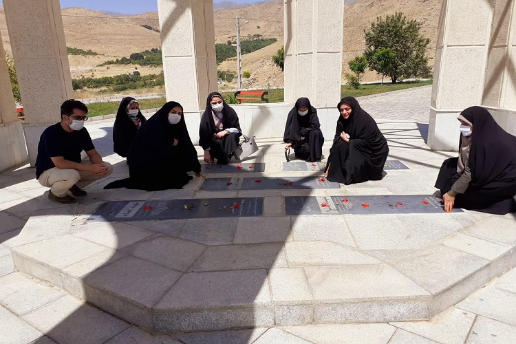 ادای احترام خبرنگاران تویسرکان به شهدای گمنام