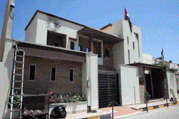 سفارت امارات در طرابلس به آتش کشیده شد + عکس