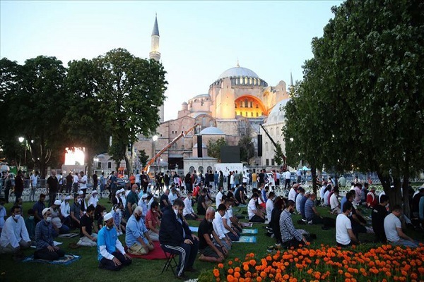 حضور مردم ترکیه برای اقامه نخستین نماز در ایاصوفیه + عکس