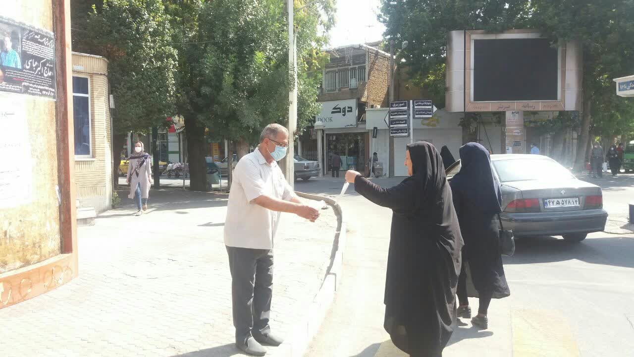 توزیع ماسک رایگان به همت خبرنگاران ملایری